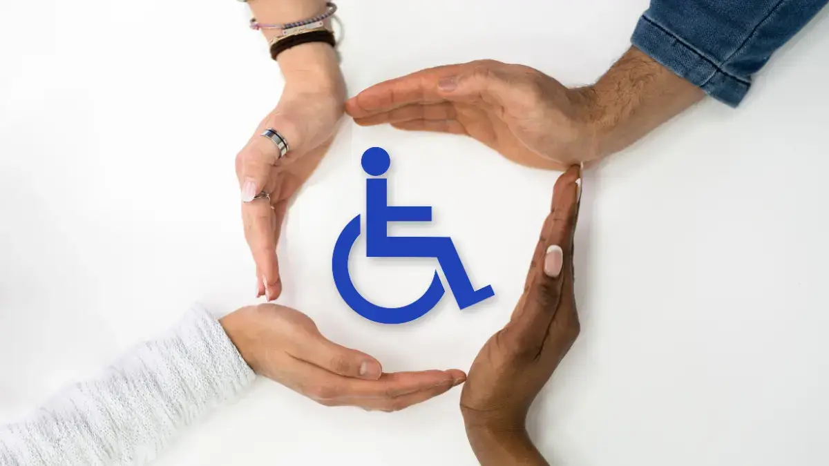 Mani di persone che formano un cerchio attorno al simbolo della disabilità